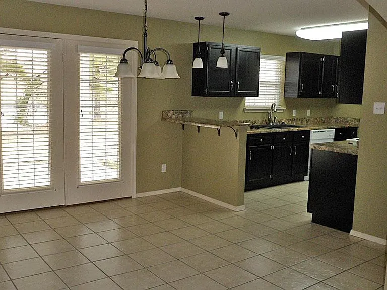 1702 Eastgate Cir — Photo 8