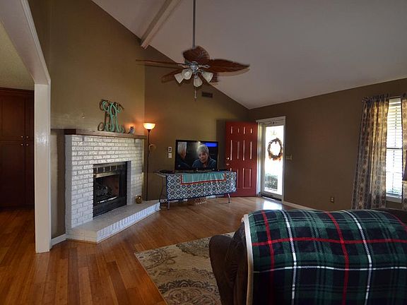3rd image of 110 Twin Oak Dr