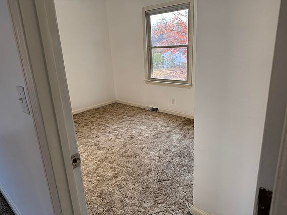 4th image of 315 Greenwich Cir