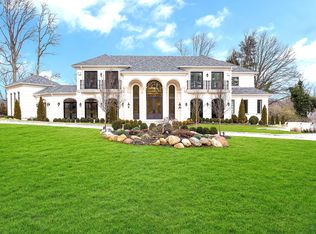 3 Creek Rd, Great Neck, NY 11024