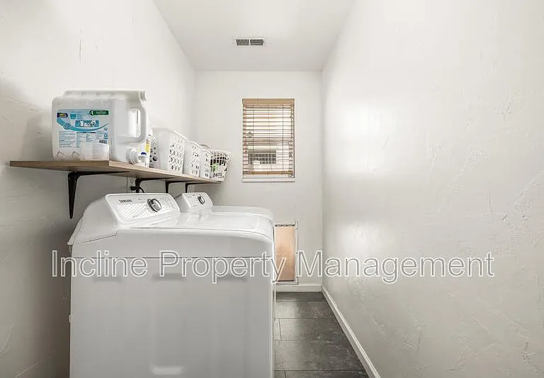 702 Durham Dr — Photo 7