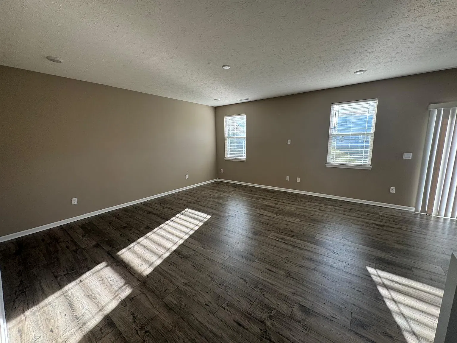 5 bed, 3035 sqft, $2,595 — Photo 4