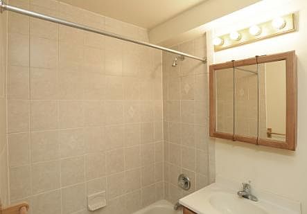 5th image of 625 Willis Ave Floor 2