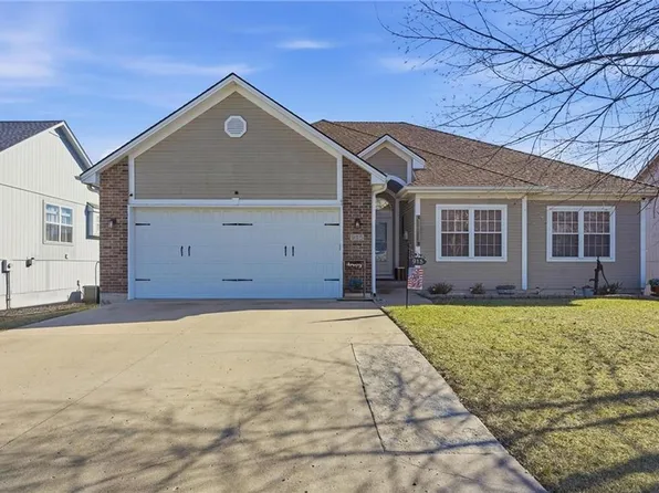 915 Cochise Dr, Independence, MO 64056