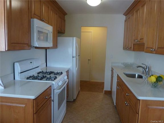 2nd image of 39 Doxbury Ln