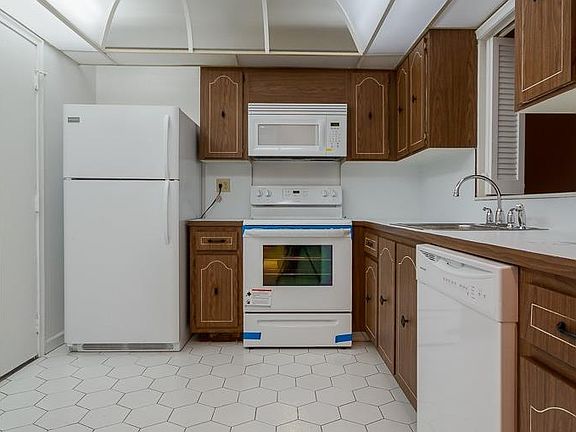 4th image of 3600 NE 170th St APT 405