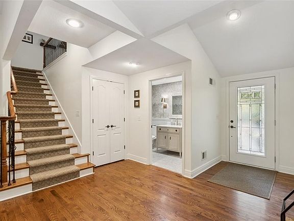 4th image of 7471 Village Dr