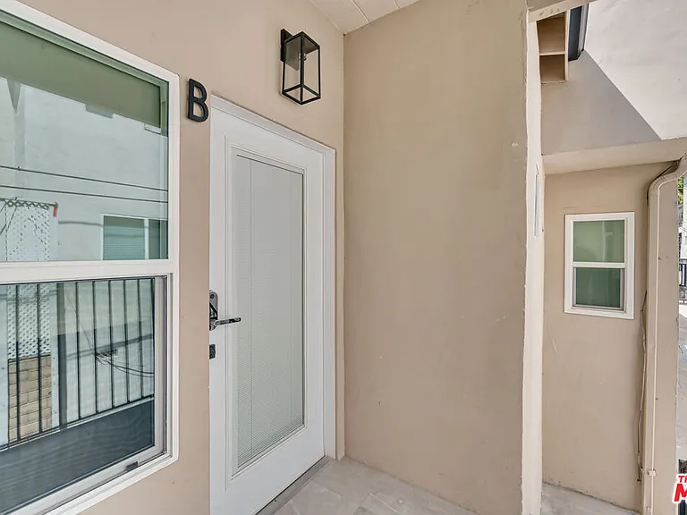 9042 Phyllis Ave #B — Photo 14