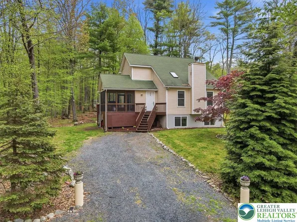 101 Colonial Ct, Dingmans Ferry, PA 18328