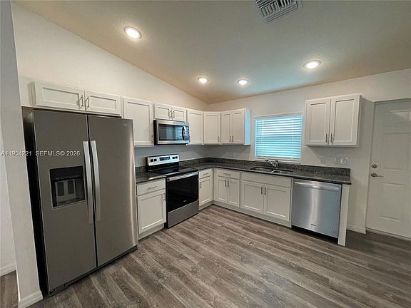 5th image of 131 Carousel Ave