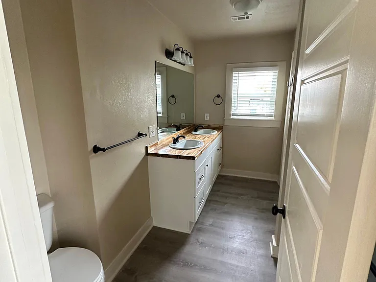 1213 W Walker St — Photo 14
