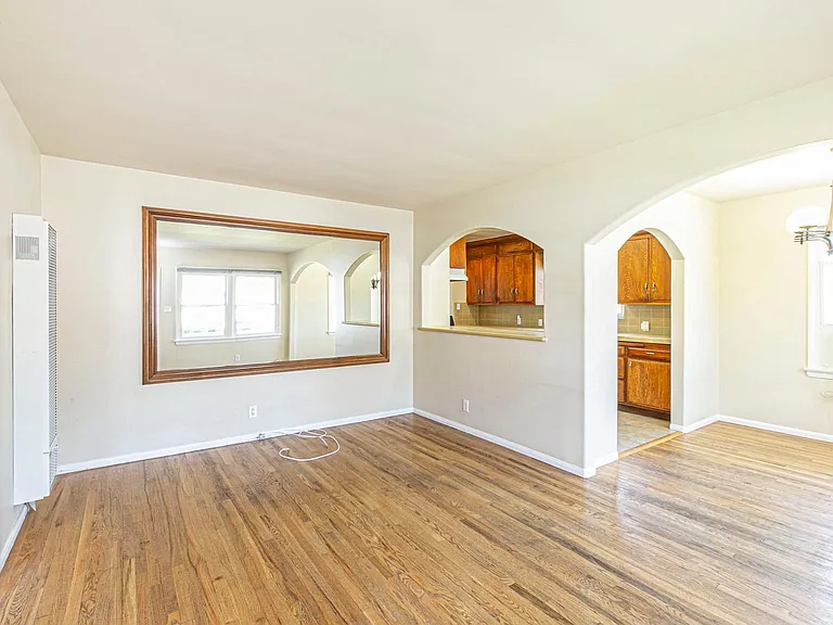 10929 Whitegate Ave — Photo 11