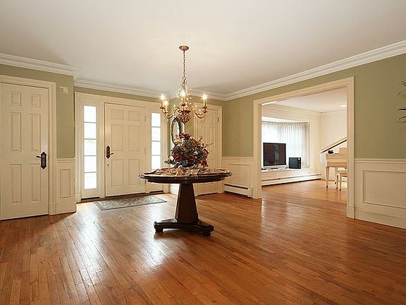 4th image of 1696 N Hempstead Tpke