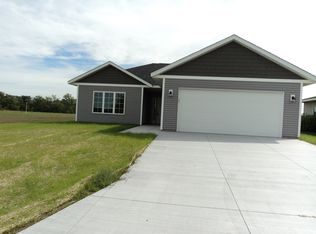 2062 Pratt Cir, Saint Peter, MN 56082