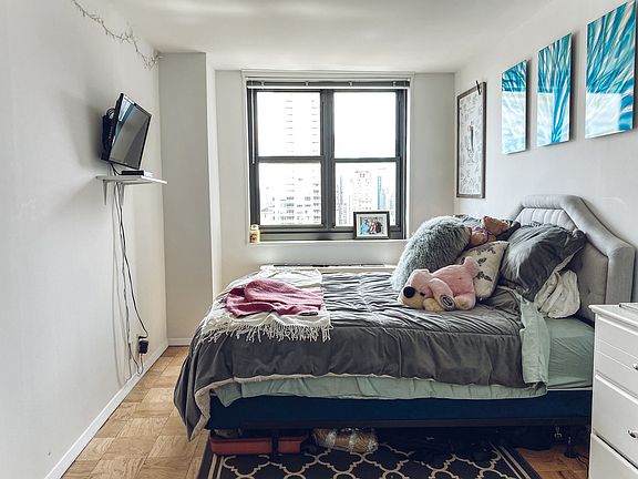 5th image of 200 E 72nd St APT 32C