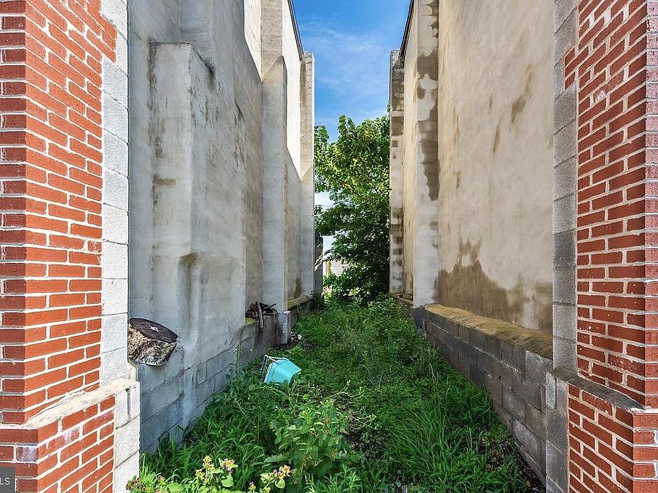 2nd image of 2102 E Hoffman St