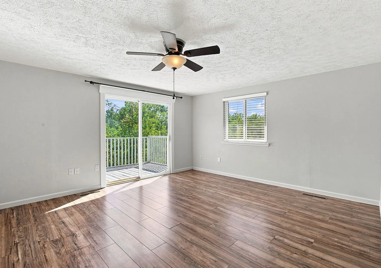 Beautiful 4 Bedroom Available in Rossborough — Photo 1