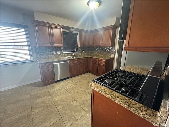 5th image of 28653 Gilbert Dr