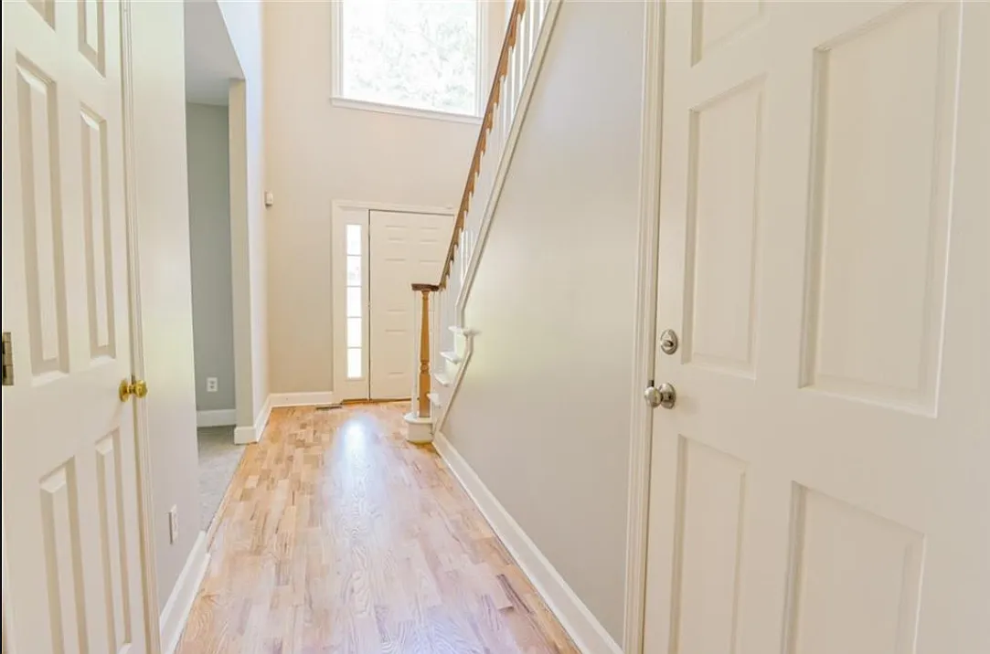 5 bed, 2.5 bath, 3200 sqft, $2,700 — Photo 3