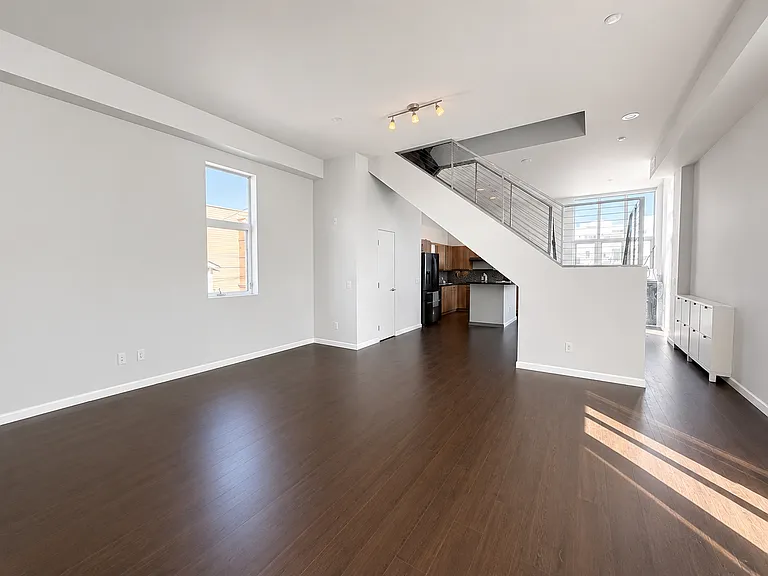 L1 - Spacious Living Room
