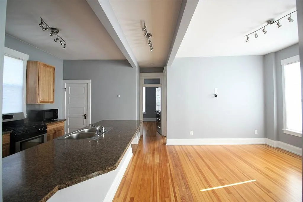 2 bed, 750 sqft, $2,095 — Photo 3
