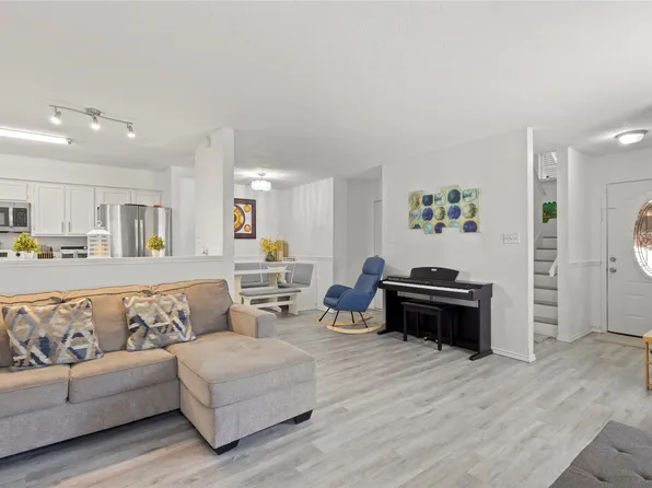 412 Victoria Dr, Grand Prairie, TX 75052