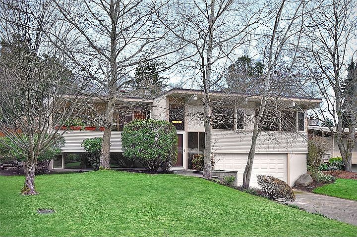 Sleek and sophisticated in the ideal location.