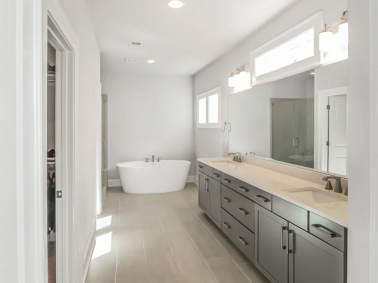 4 bed, 3538 sqft, $6,300 — Photo 4