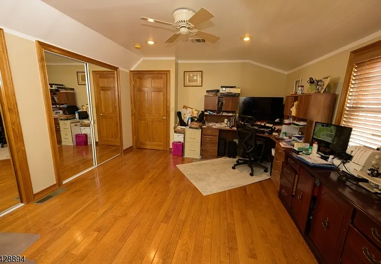 487 Macarthur Ave — Photo 17