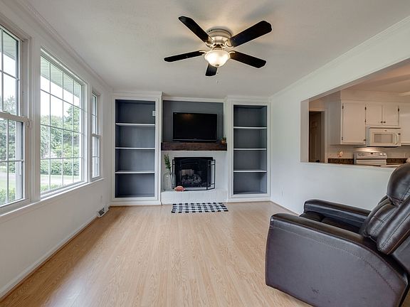 5th image of 308 Lake Court Dr