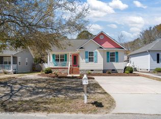 137 NE 4th St, Oak Island, NC 28465