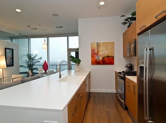 5th image of 500 W Superior St Unit 2405