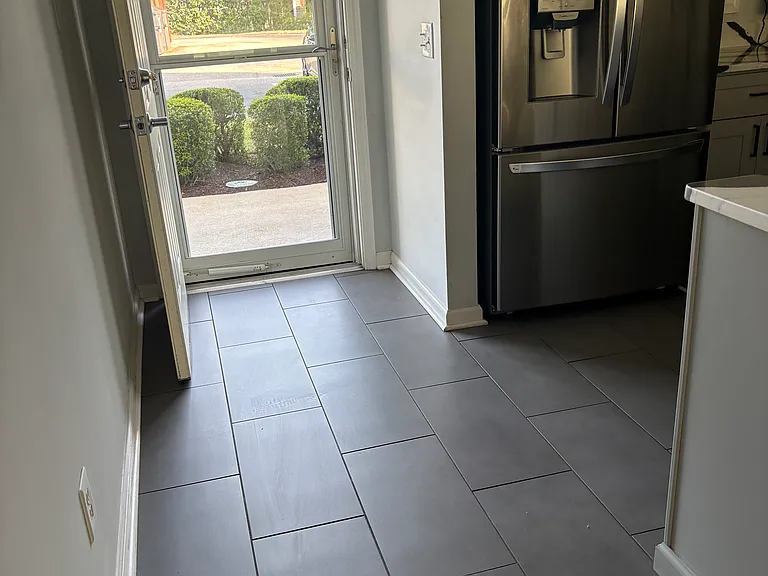 901 W Port Dr #18 — Photo 2
