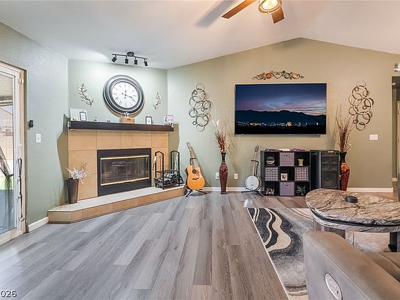 4th image of 2749 Pinewood Ave