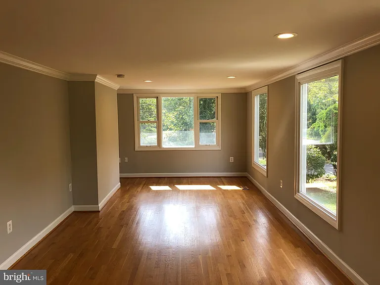 2701 Lorcom Ln — Photo 5