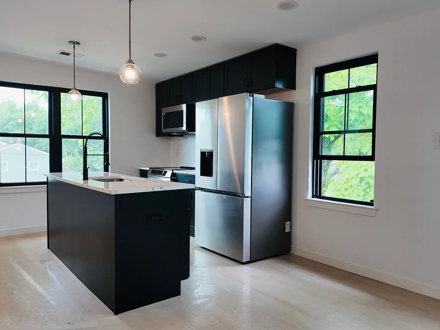 2 bed, 975 sqft, $2,400 — Photo 3