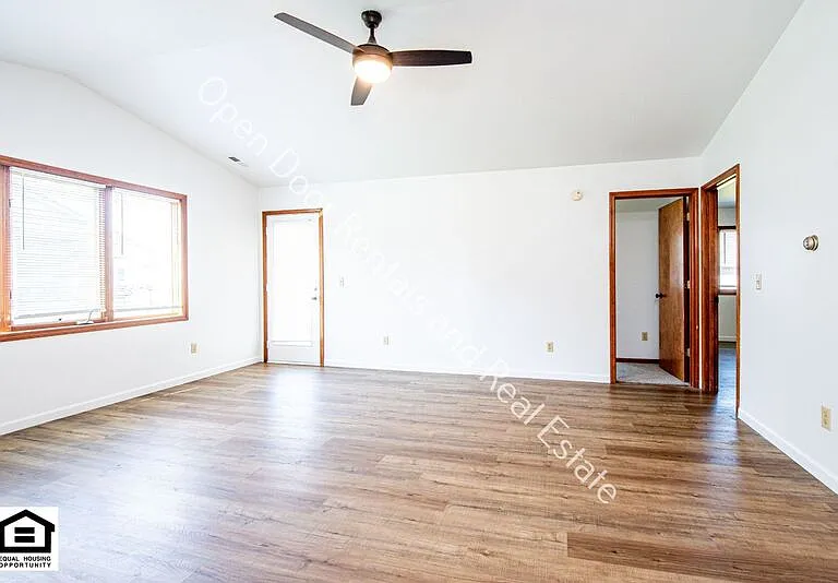 1525 Flagstone Dr — Photo 5