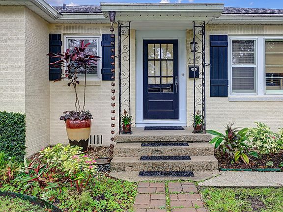 4th image of 215 Edgewater Dr