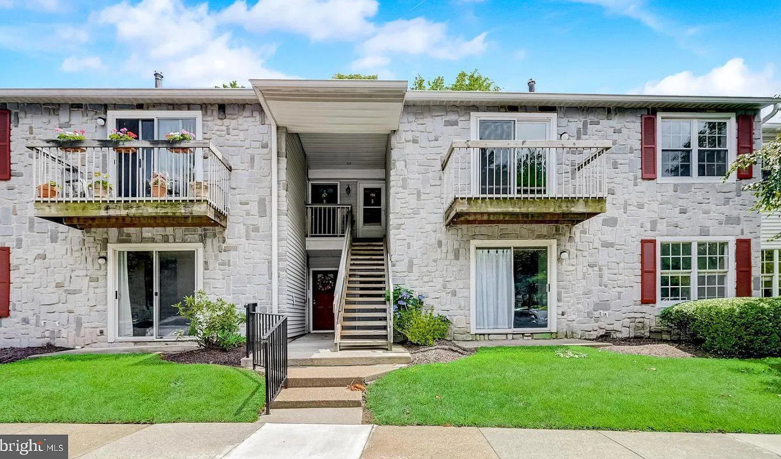 2 bed, 1.0 bath, 1008 sqft, $2,450 — Photo 1