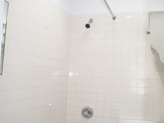 5th image of 857 Lexington Ave APT 4R