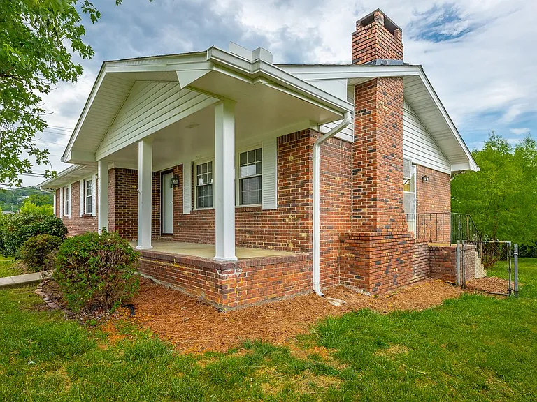 2520 Sharron Dr — Photo 3