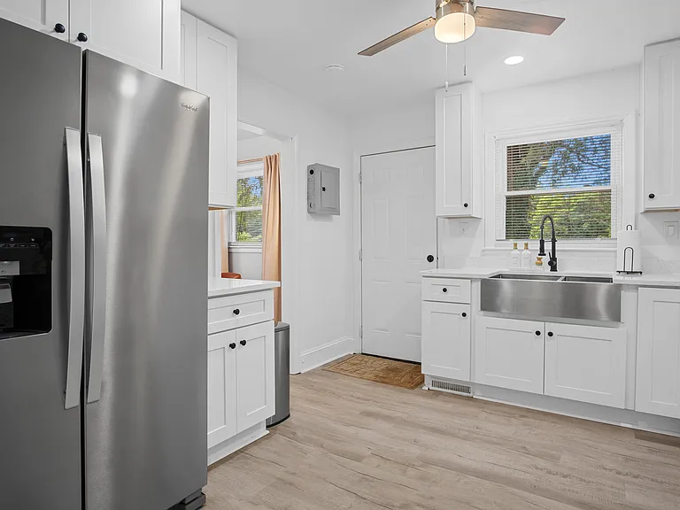2020 Eastway Dr — Photo 11