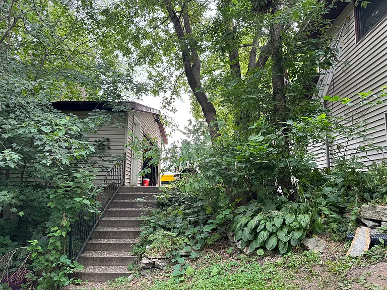 179 Grandview Ave W — Photo 35