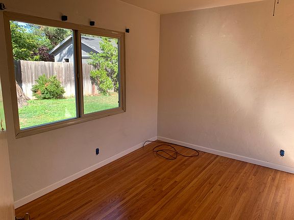 5th image of 1156 Dean Ave