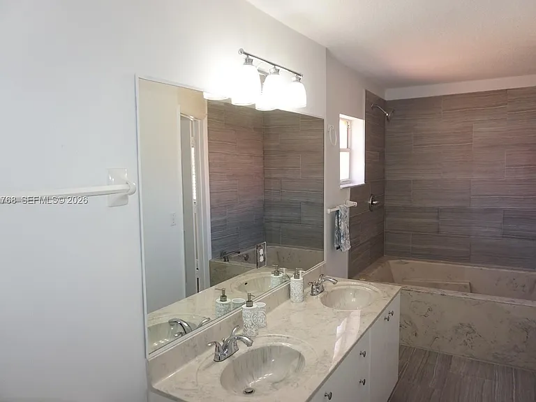 1057 SE 6th Ave — Photo 15