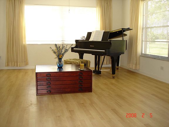 Large/Bright Living Room