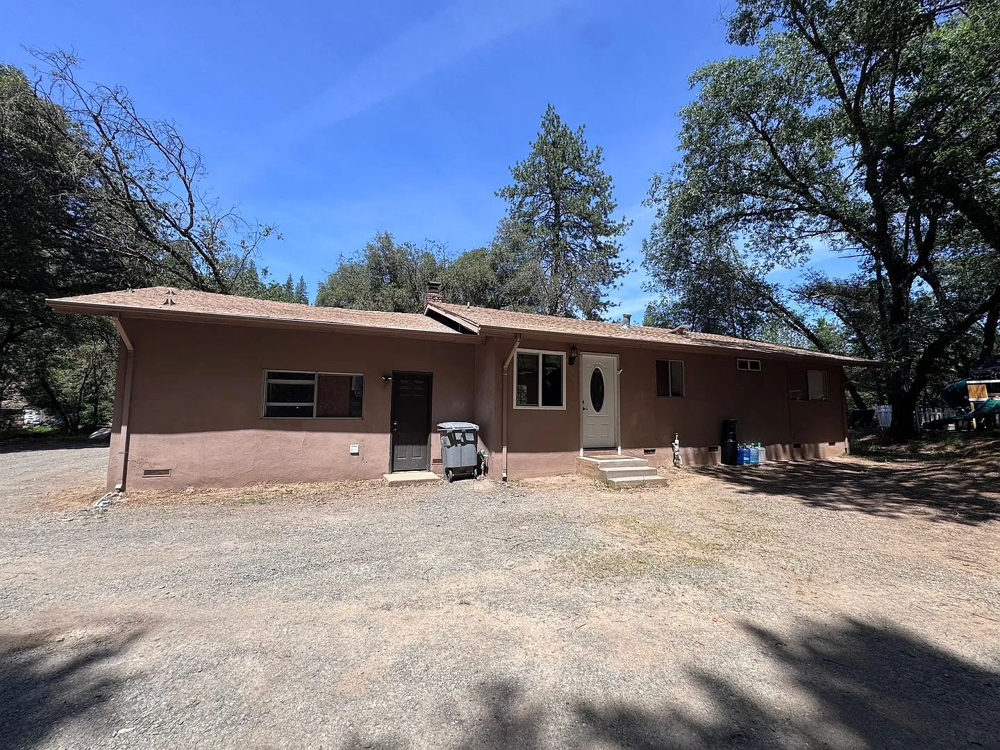 Applegate — Photo 1