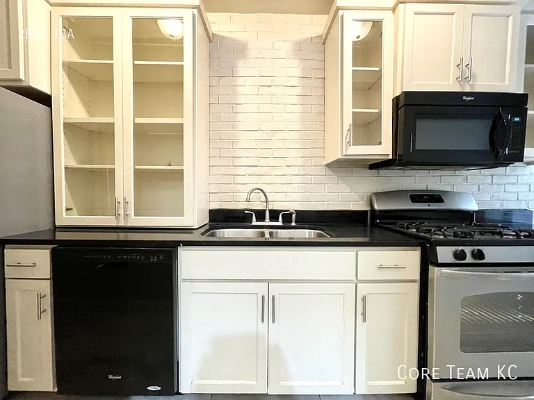 710 W 48th St #101 — Photo 5