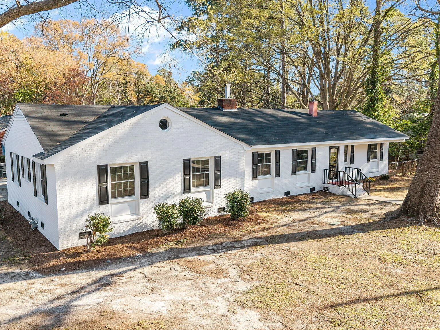 5 bed, 2.0 bath, 2481 sqft, $2,300 — Photo 2