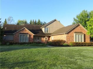 2057 McIntosh Dr, Troy, MI 48098